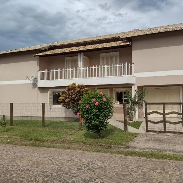 casa a uma quadra do mar, hotel in Torres