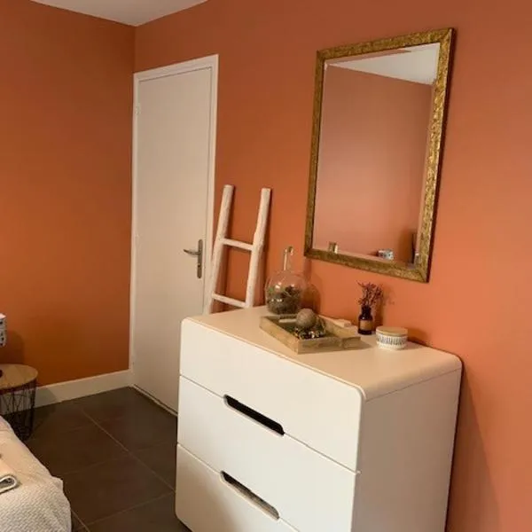 chambre indépendante chez particuliers avec salle de bain privative, מלון באנס