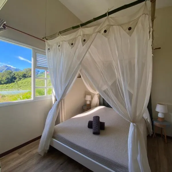 Chambre et SDB privative Roucou vue Mont Pelée dans maison partagée, hotel v destinaci Le Morne Rouge