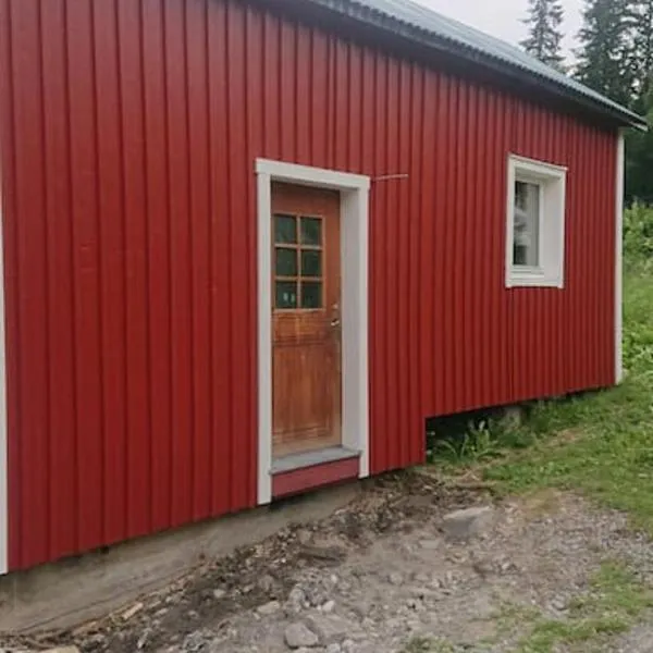 Nyrenoverad charmig gäststuga med sovloft i Järpen, hotel in Ocke