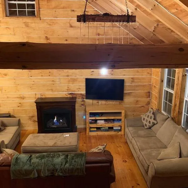 Cozy Creekside Cabin in the heart of Hocking Hills, hotel v destinaci Laurelville