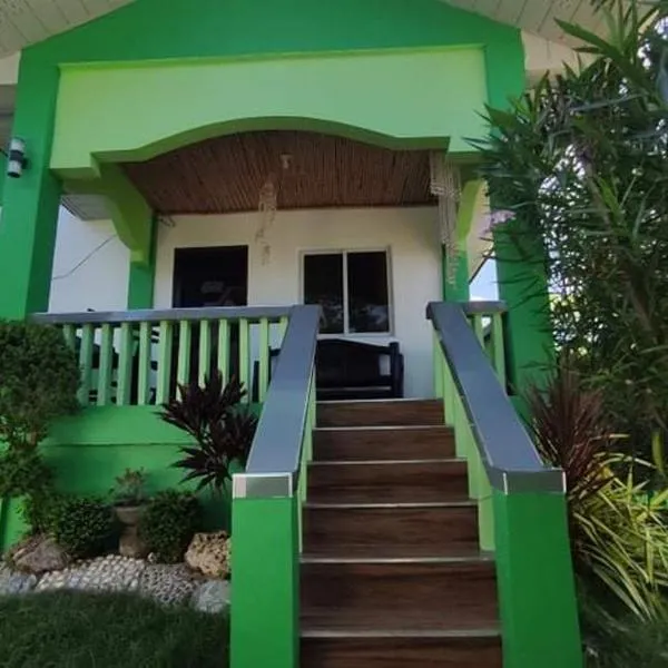 Bungalow in Holidays Beach Resort, hotel v destinaci Bolinao