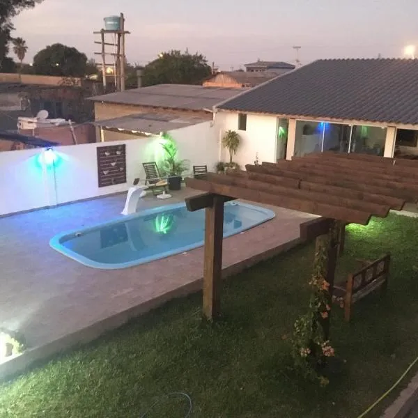 Quitinete com piscina em Balneário Pinhal, hôtel à Pinhal