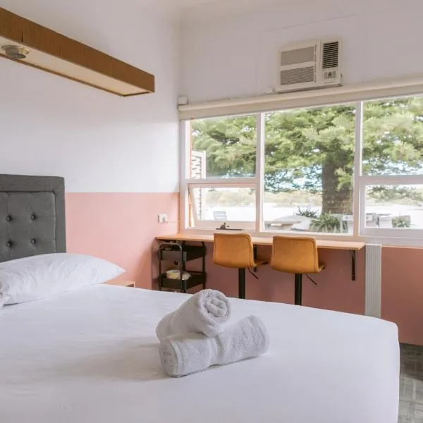 Black Swan Waterfront Motel, hotel v destinaci Swansea