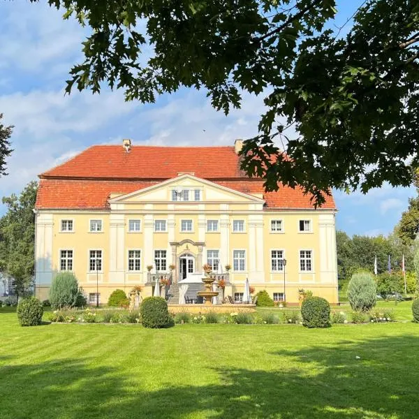 Pałac Henryków, hotel Szprotawában