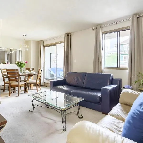 Entire Condo Downtown, walk to BMO & Stampede, Parking, 1,5 hrs to Banff, hotel v destinaci Calgary