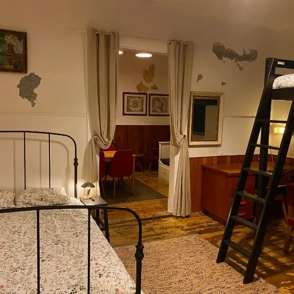 Basic small flat in an old railway station ground floor, hotel v destinaci Kařez