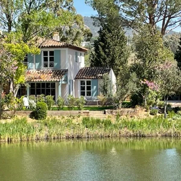 Les Restanques Maison du lac 4 chambres, отель в Гримо