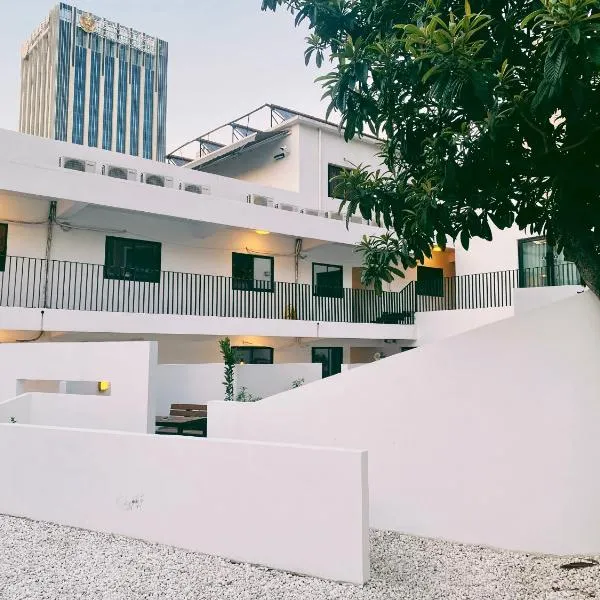 Hidden Garden Youth Hostel -Oriental Pearl &Lujiazui -Garden Social Area -Bar -Café -Free Laundry Luggage Storage -24H Front Desk -English Service, hotel in Shanghai