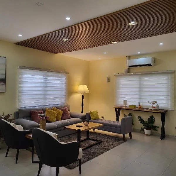 Luxury 3BR Villa w Plunge Pool near SM Batangas City- Instagram-Worthy!, hotel v destinaci Batangas