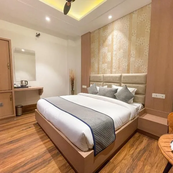 Hotel Crown Savoy, Near Railway Station & GURU NANAK DEV UNIVERSITY, hotel in Atāri