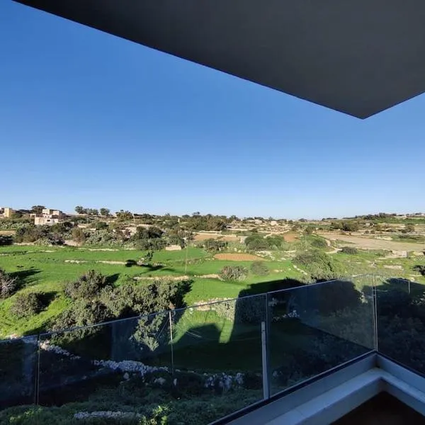 Luxurious 2 bedroom apartment with country view、マルサシュロックのホテル