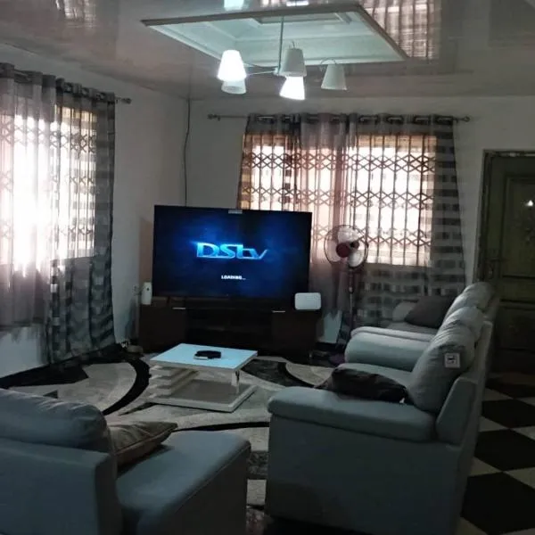 Well presented apartment with 2 master bedrooms., hotel v destinaci Freetown