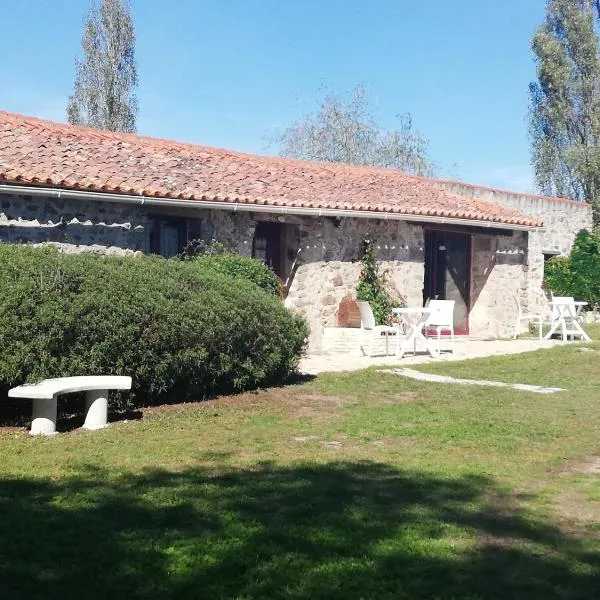 AUBERGE LA BOUCHOLIERE, hotel in Gourgé