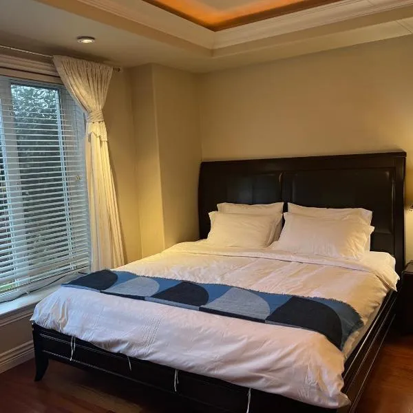 Lucky suite, two-bedroom suite with independent entrance in Richmond close to YVR, hotel v destinaci Richmond