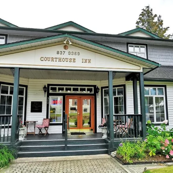 Courthouse Inn Revelstoke, хотел в Ревелстоук