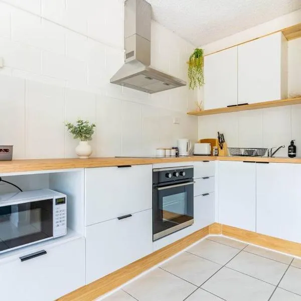 Little Coastal Haven apartment with a pool!, hotel in Cannonvale