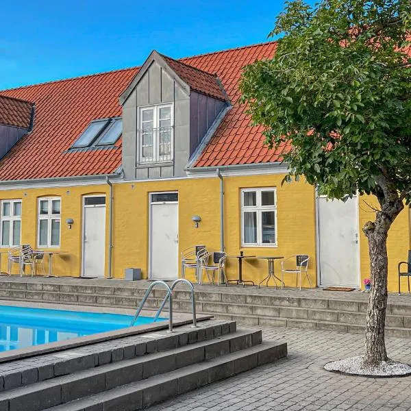 Købmandsgården, hotel in Gudhjem
