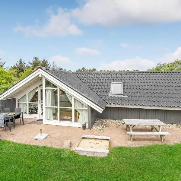 Nice Home In Hvide Sande With Sauna, hótel í Bjerregård