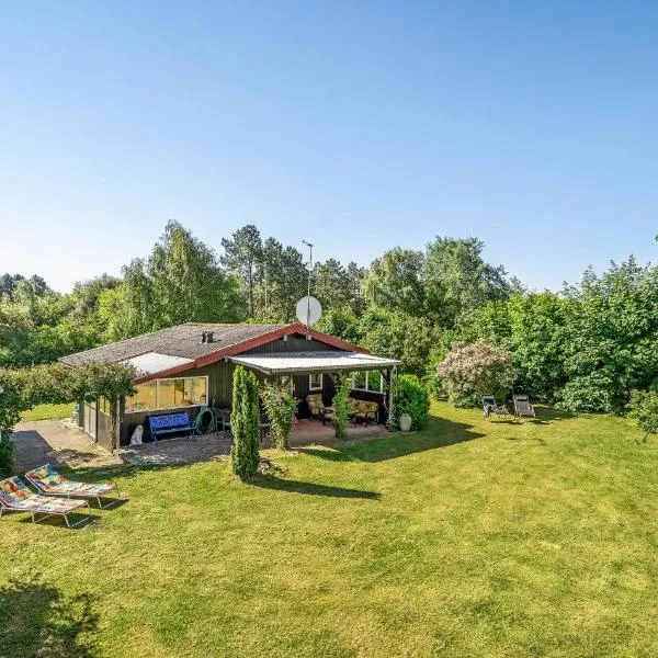 Three-Bedroom Holiday Home In Rodby, hotelli Rødbyssä