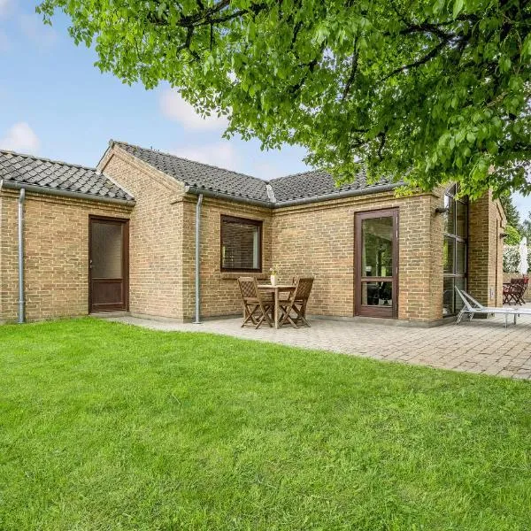 Three-Bedroom Holiday Home In Ebeltoft, hotel em Ebeltoft