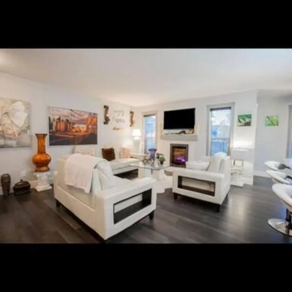 Cozy and beautiful 3 bedroom house close to lake, hotel in Edmonton
