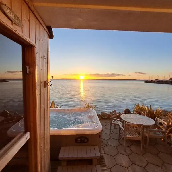 Relaxing cottage with spectacular view, Sauna and Spa Pool、Kircubbinのホテル