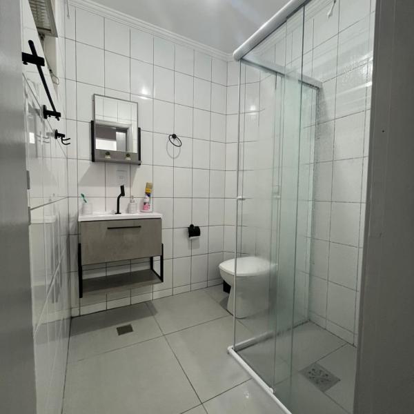 Apê Charmoso Ed Carpentier a 200m da Enseada 2 Quartos, Cozinha Americana e Conforto para 6 Pessoas - Foto 3