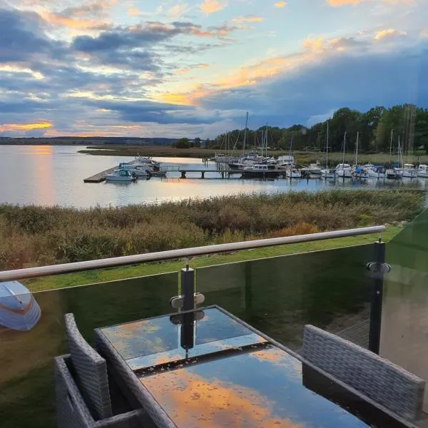 Moderne Ferienwohnung mit Balkon direkt an der Peene, hotel in Ziemitz