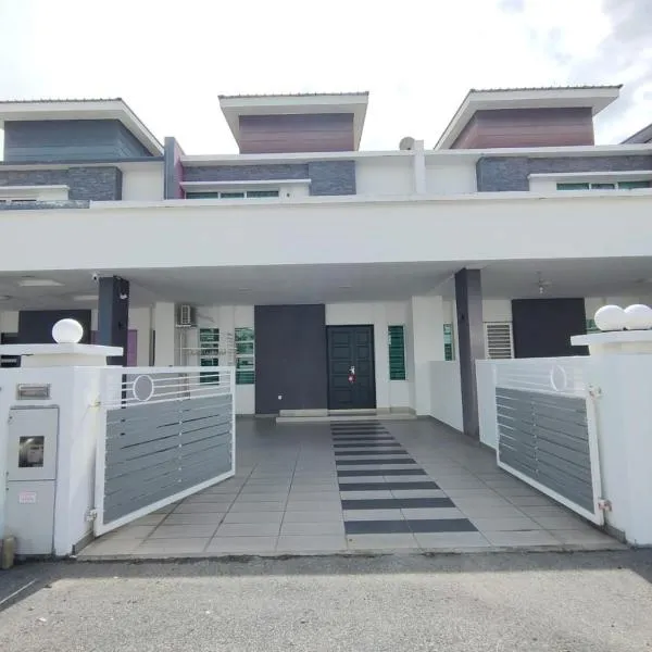 Setia Home Sitiawan KTV 12+4 Pax, hotel in Sitiawan