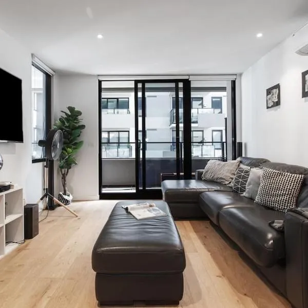 Stylish Apt w/ Stunning Rooftop Views & Hot Tub, hotel in Melbourne