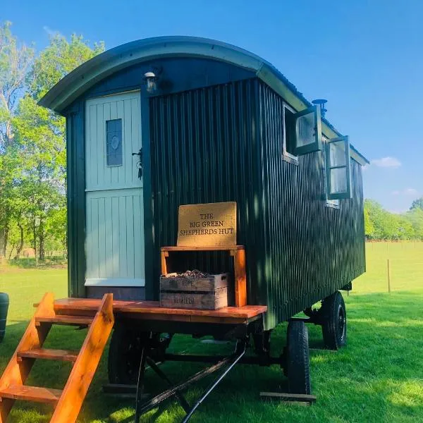 The Big Green Shepherds Hut, hotel em Charlwood