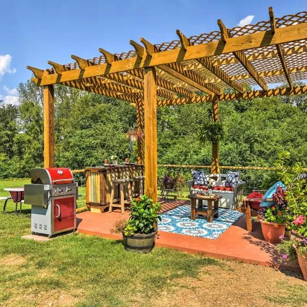 2 Mi to Lake Hamilton! Log Cabin w/ Cozy Loft, hotel em Hot Springs