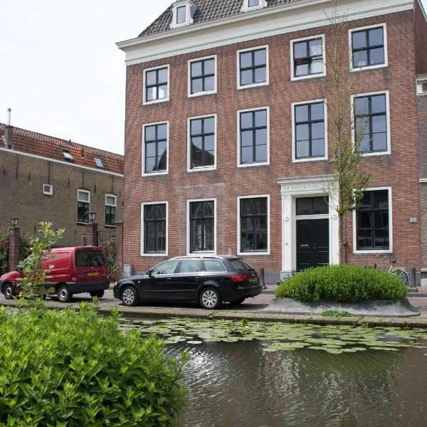 Canal House in Historic City Center Gouda, отель в Гауде