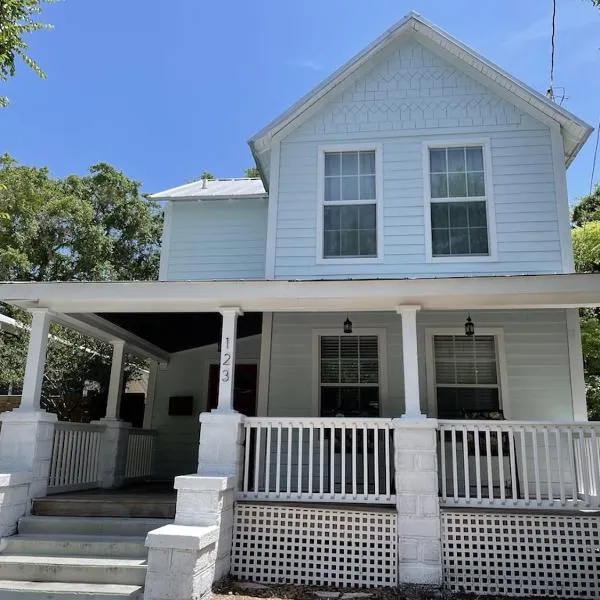 Updated Red Door Revival in Downtown Saint Augustine, hotel v destinaci St. Augustine