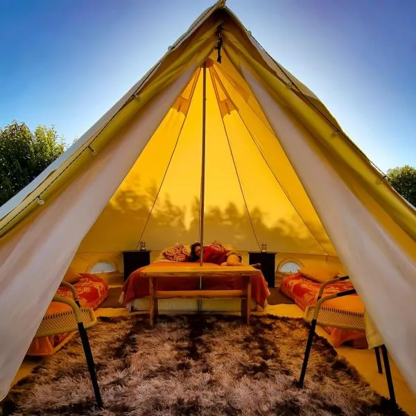 Amanecer Glamping, hotel en llifen