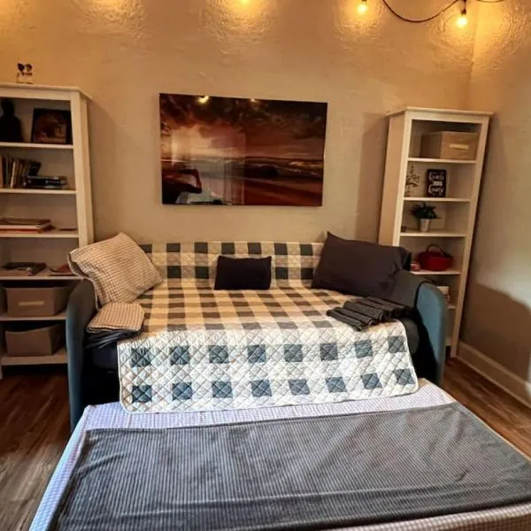 Historic 1920 Bungalow Minutes from DTSP, hotel v destinaci St Petersburg