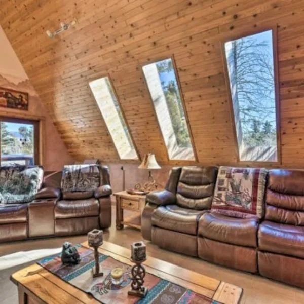 Raven’s Nest Cabin with Glowing Bocce Ball Court, hotel v destinaci Angel Fire