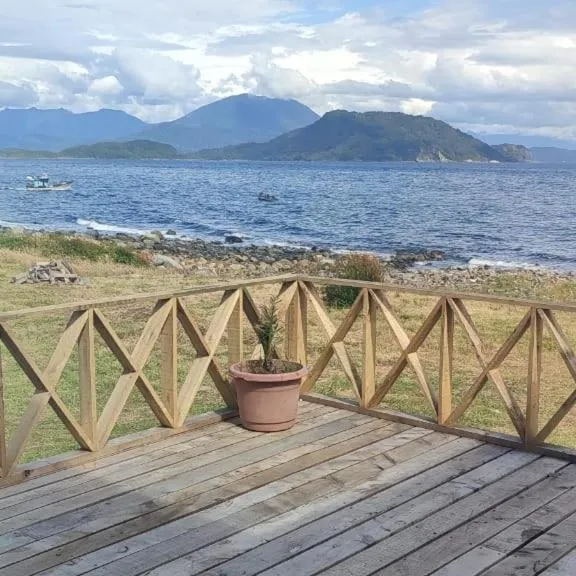 Refugio Hualaihue, Hotel in Queullín