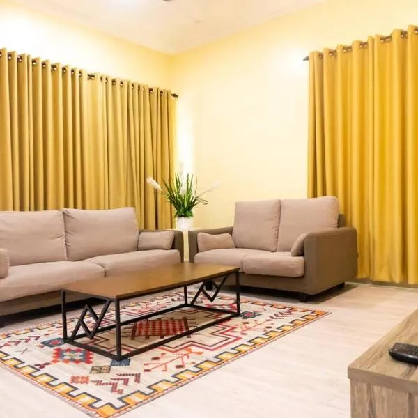 5 Bedrooms Homestay with Private Pool (SEROJA), hotel v destinaci Nilai