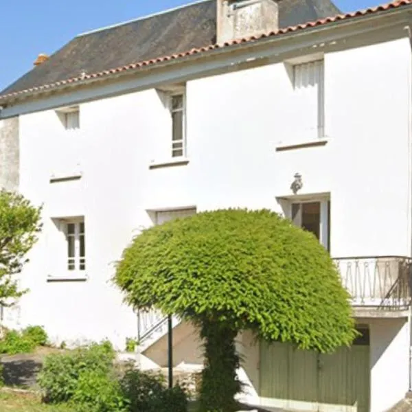 3-Bed House - Sleeps 6 - Garden Balcony Parking, hotel v destinaci Château-Garnier