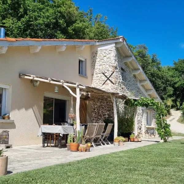 Chambre double en pleine nature "La Clairière de l'Ange", hotel in Peyrins