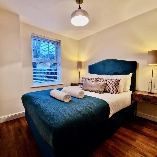 Stylish Luxury Serviced Apartment next to City Centre with Free Parking - Contractors & Relocators, hotel in Coventry