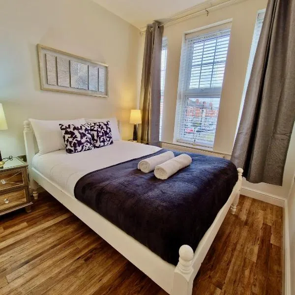 Spacious Luxury Serviced Apartment next to City Centre with Free Parking - Contractors & Relocators, hotel in Coventry