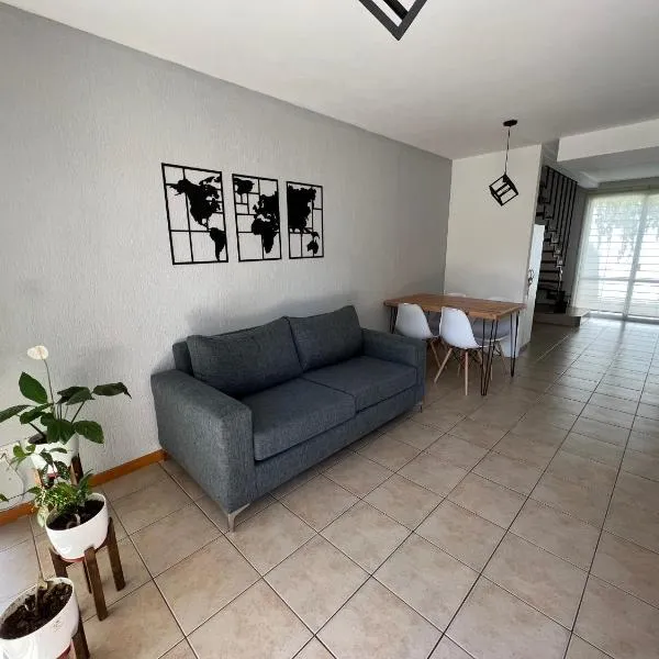 Hermoso duplex con estacionamiento, hotel in Guaymallen
