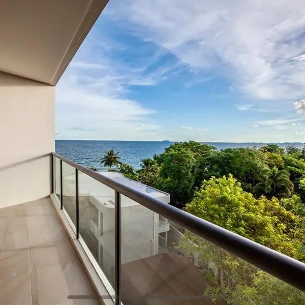 Beachfront Escape Seaview Suites 5th & Top Floor- Mae Phim, hotel v destinaci Mae Pim