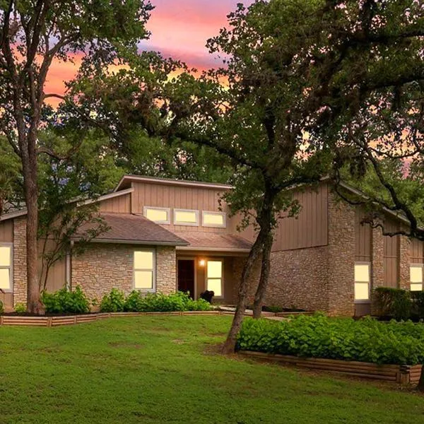 King Bed in Relaxing Oasis, with FREE Snack/Wi-Fi/Parking, hotel in San Marcos