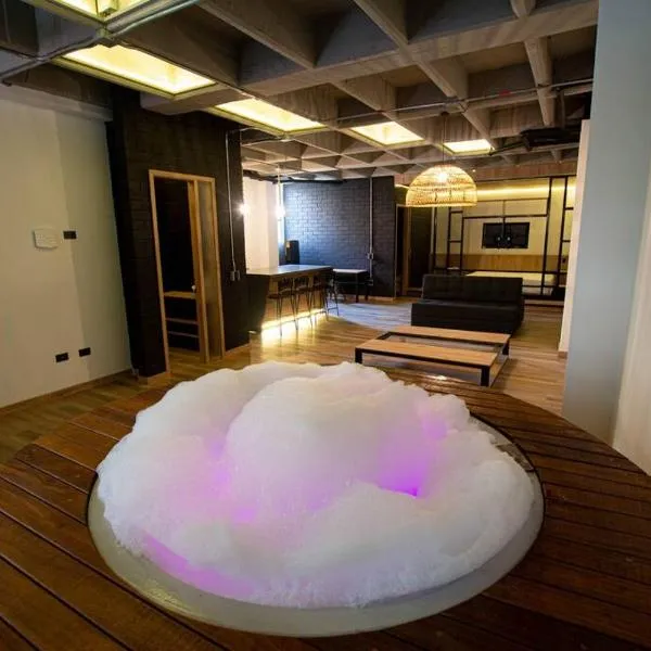 Deluxe Man cave with jacuzzy, hotel em Envigado