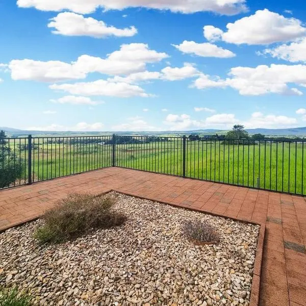 A picturesque 3 bedroom house with splendid views, hotel in Atherton