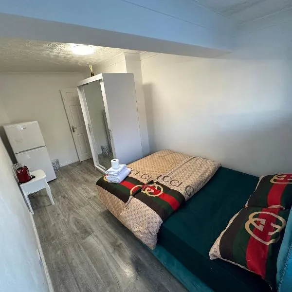 Double Room with Private Shower room Close to City center and UOB Free Onsite Parking Private Fridge with Shared Kitchen and Lounge access, hotel in Northfield